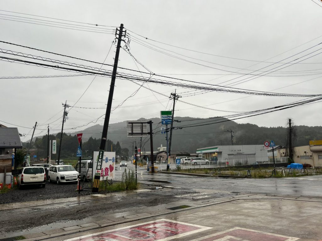 倒れかかる電柱